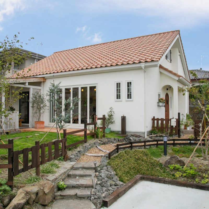 海辺でアンティーク雑貨と趣味を楽しむ暮らし