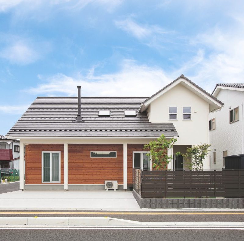 木の温もりに包まれる、吹き抜けとペレットストーブが彩る暮らし