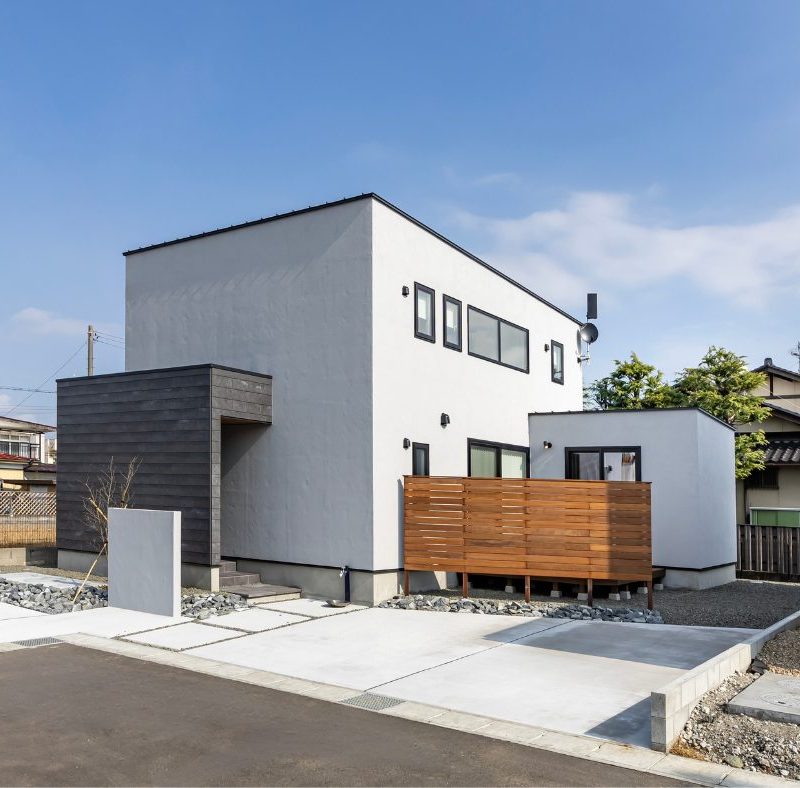 吹き抜けと鉄骨階段が主役の、光あふれる家