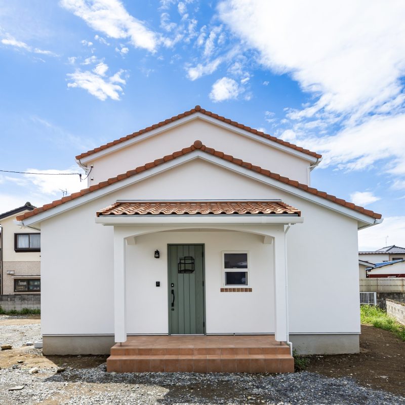 アーチと三角屋根がつくる、南欧風のかわいい暮らし